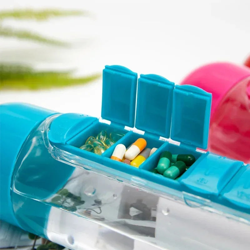2-in-1 Wasserflasche mit 7 Fächern & Pillenbox Organizer
