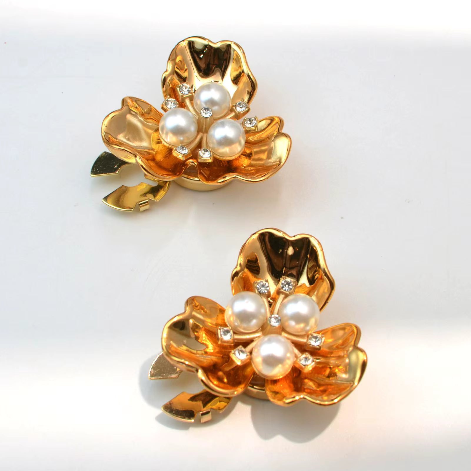 Clip-On Button Covers – Abnehmbare Deko-Knöpfe für Hemden, Blusen & Mäntel | 1+ 1 Paar GRATIS