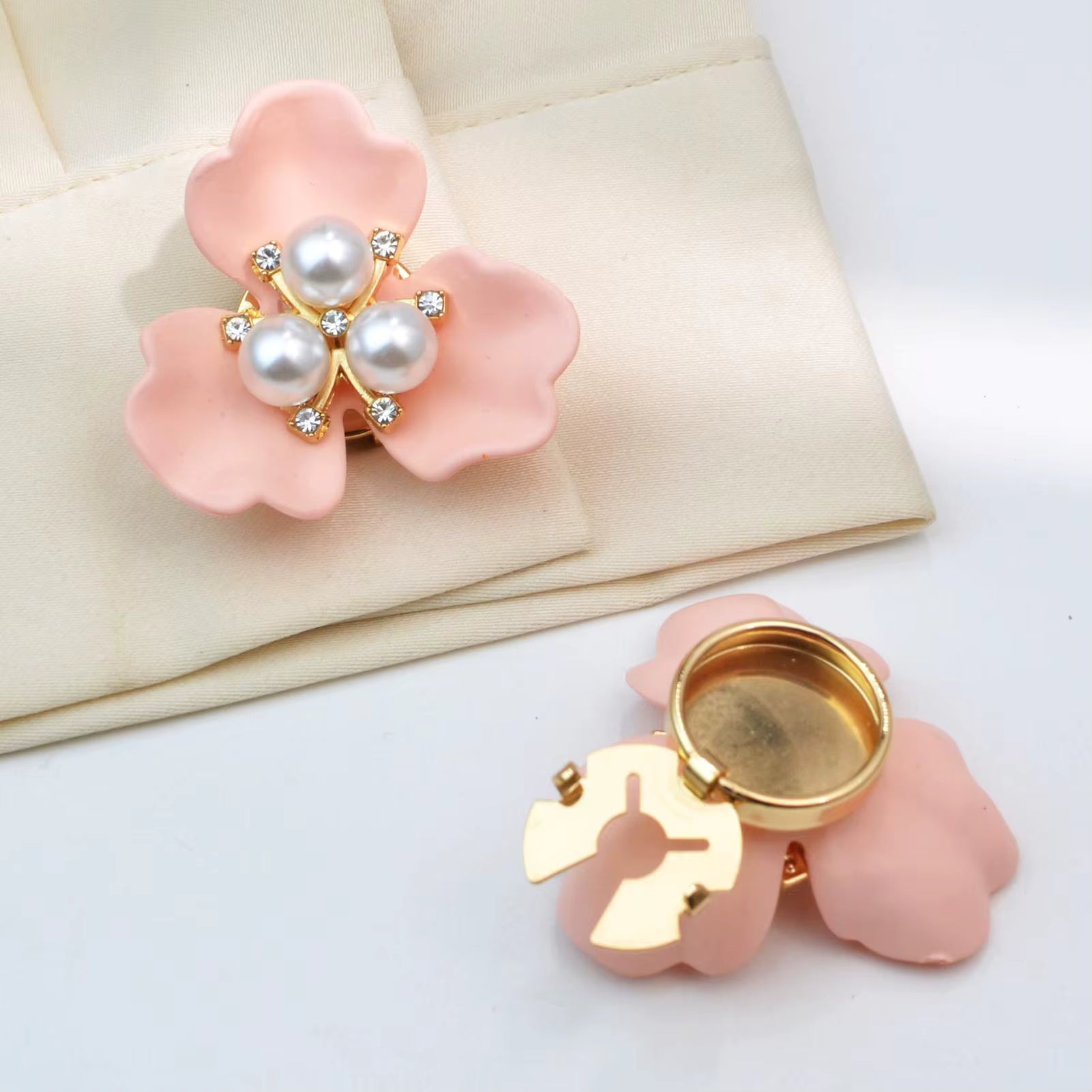 Clip-On Button Covers – Abnehmbare Deko-Knöpfe für Hemden, Blusen & Mäntel | 1+ 1 Paar GRATIS